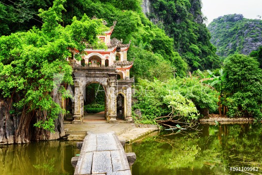 Bild på Main gate to the Bich Dong Pagoda Ninh Binh Province Vietnam